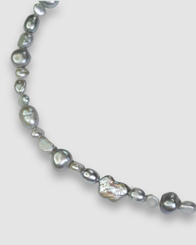 SILVER KISS NECKLACE